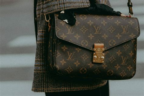 zo herken je een neppe louis vuitton tas|9 Manieren om Neppe Louis Vuitton te .